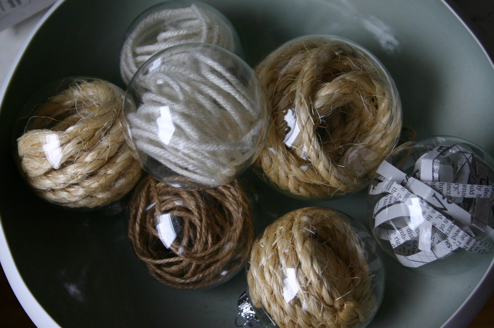 Palline di natale con lana riciclata e spago