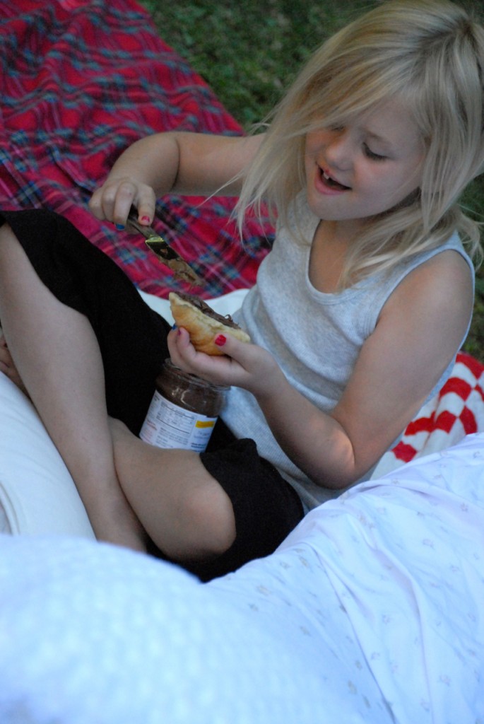 family chic breakfast outside family-chic.com