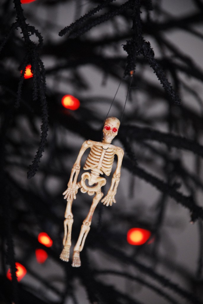 Family Chic Dead Halloween Tree www.family-tree.com