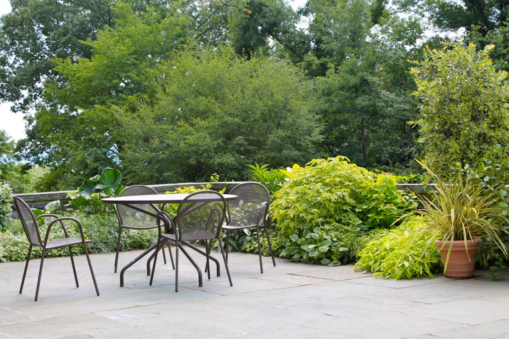 outdoor seating at wave hill